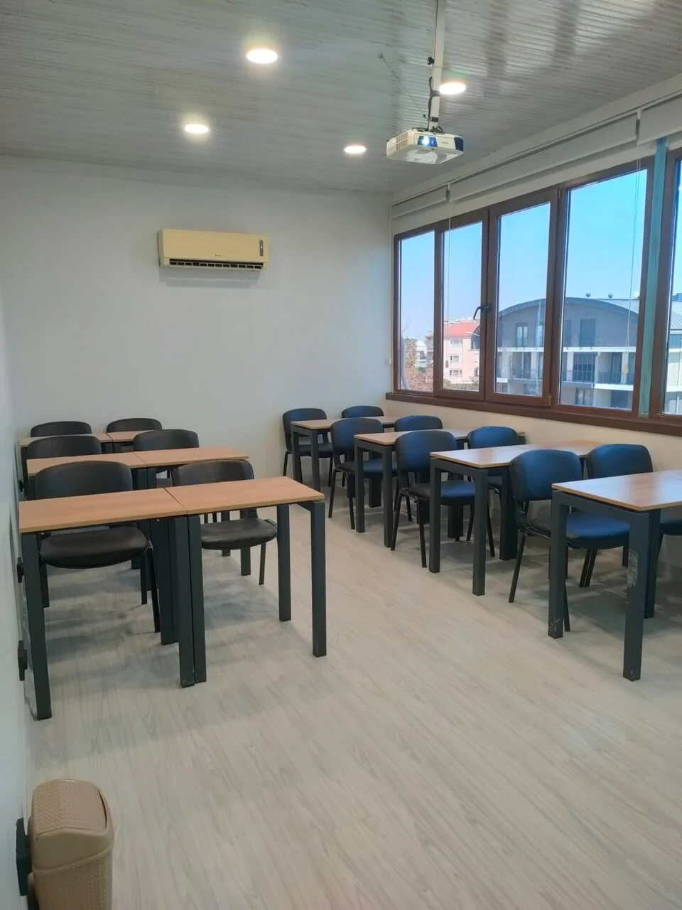 Alfa Havacılık Akademi boş sınıf düzeni ve havacılık eğitim ortamı
