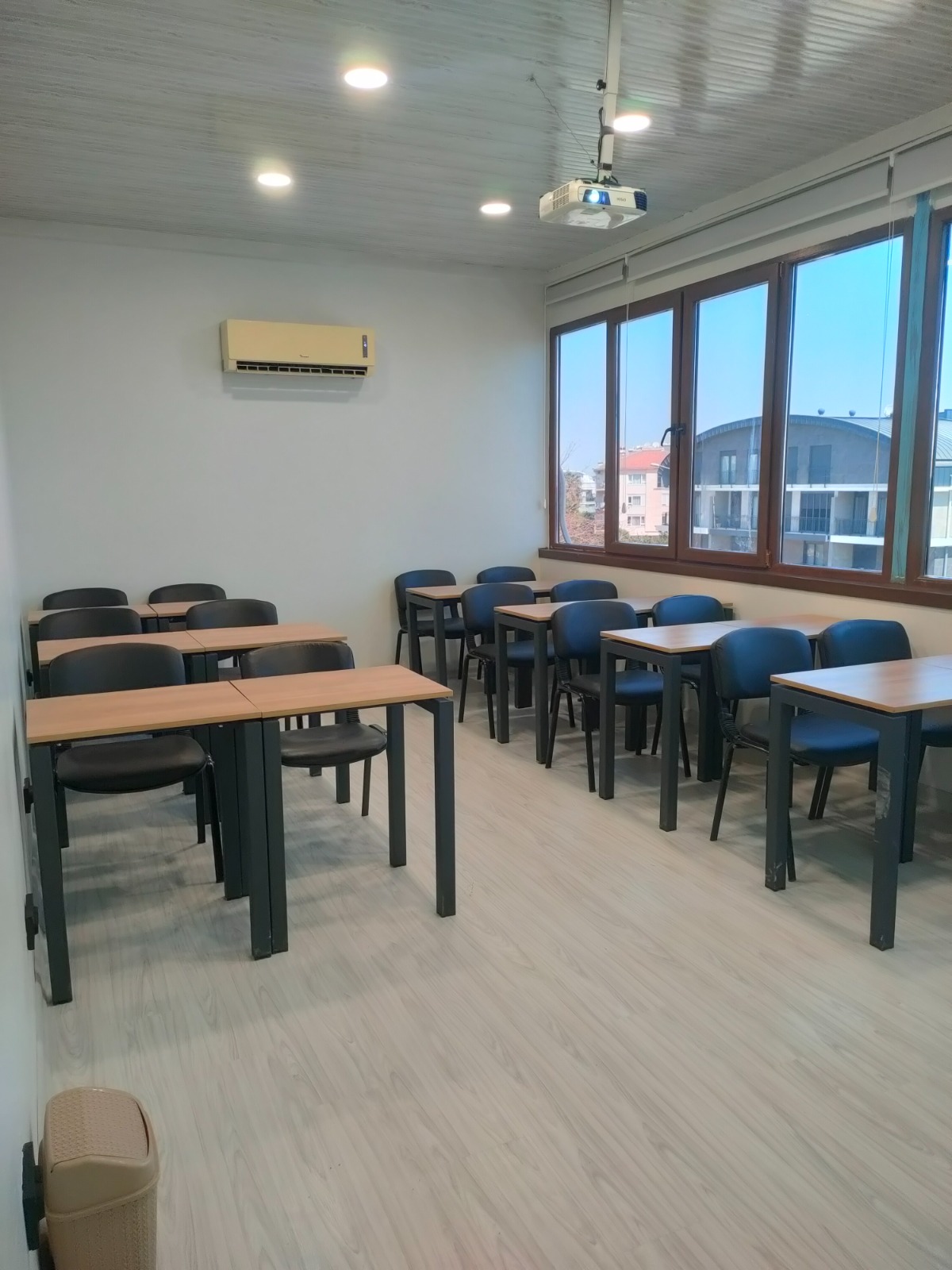 Alfa Havacılık Akademi boş sınıf düzeni ve havacılık eğitim ortamı