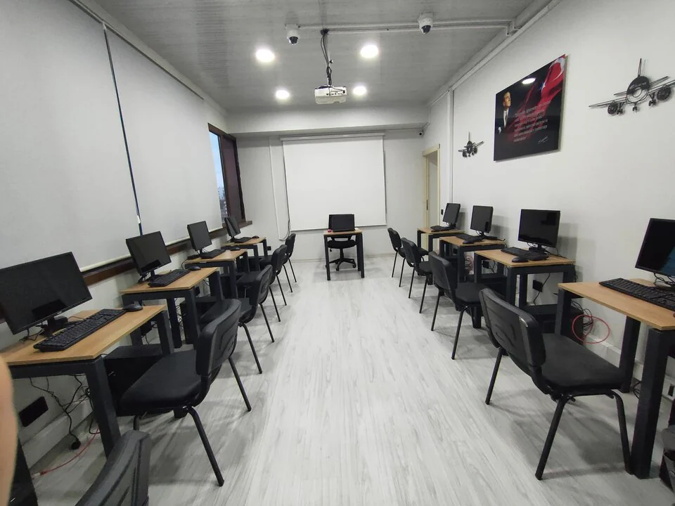 Alfa Havacılık Akademi Antalya havacılık eğitimleri sınıf ortamı